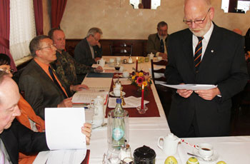 Hans Jürgen Stechel trägt den Prüfbericht vor, alles in bester Ordnung mit der Kassernführung !